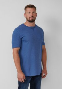 Blauwe ronde hals t-shirt met korte mouwen, gemaakt van gestructureerde stof, met subtiele horizontale strepen en een ontspannen pasvorm.