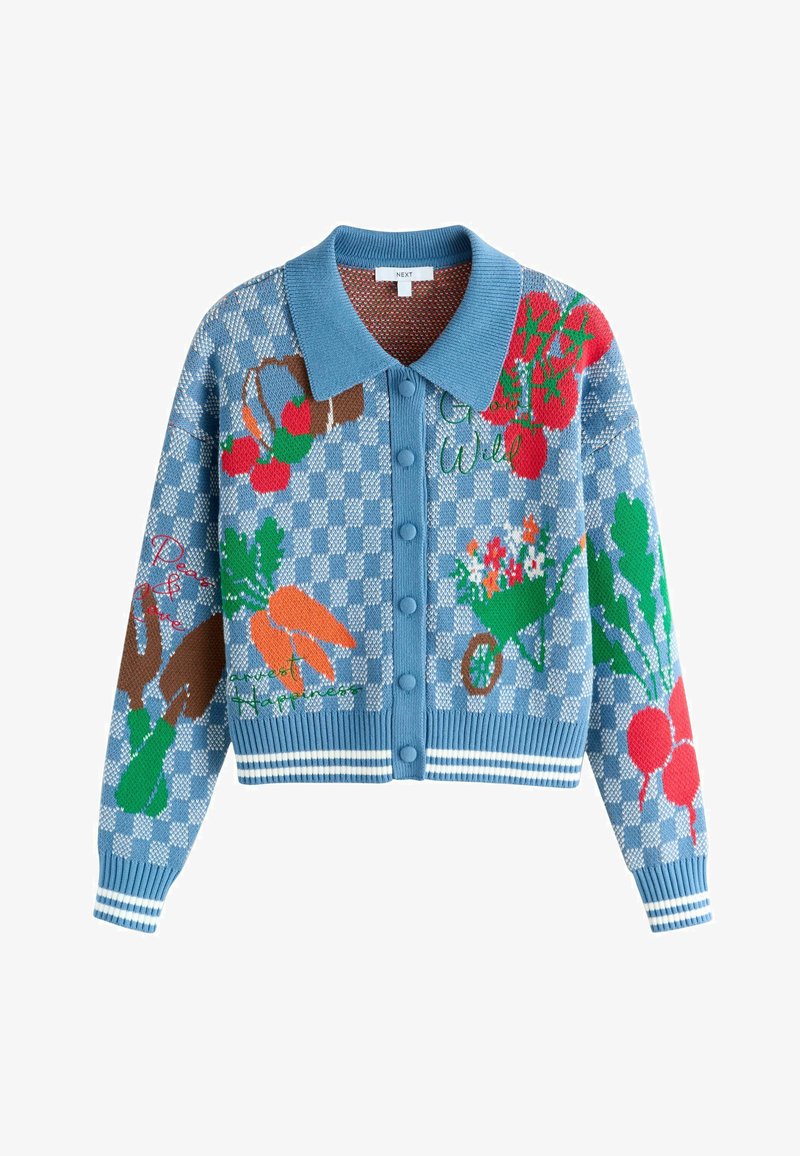 Cardigan bleu boutonné avec col, présentant un motif à carreaux et des motifs colorés de légumes et d'outils de jardin sur le devant et les manches.