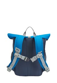 Mochila con solapa superior azul, correas grises y clips. Cuerpo texturizado en color marino, bolsillos laterales de malla y costuras reforzadas. Diseño compacto.