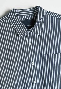 Niebiesko-biała koszula w paski z kołnierzykiem, z kieszenią na piersi, z zapięciem na guziki oraz gładką fakturą materiału.
