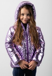 Fioletowa metaliczna kurtka puchowa z kapturem, zamkiem błyskawicznym i pikowanym wzorem. Długie rękawy i elastyczne mankiety zapewniają ciepło i komfort.