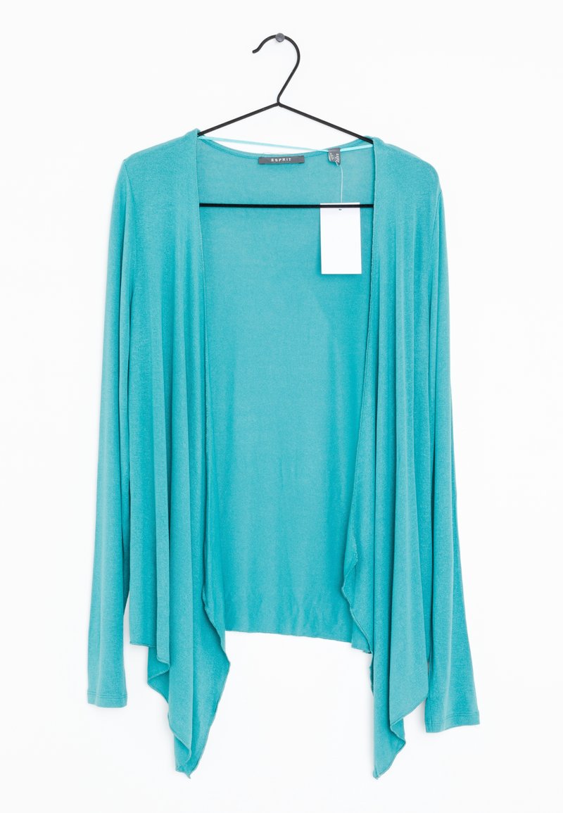 Cardigan bleu clair à ouverture frontale avec manches longues suspendu sur un cintre noir, avec une étiquette blanche de prix attachée à l’encolure.