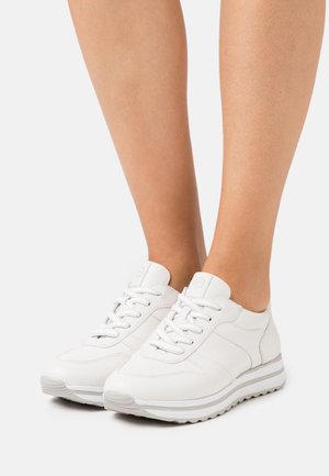 Trainers - white