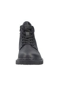 Botín negro hasta el tobillo con parte superior sintética texturizada, puntera redonda, cordones en la parte frontal y detalle del logo. Cuenta con una suela de goma gruesa y cremallera lateral.