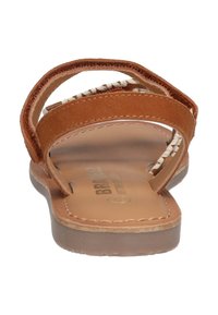 Brune lædersandal med to brede remme, åben tå, flad sål og syningsdetaljer. Svag logo trykt på fodsengen.
