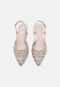 Zeppe slingback intrecciate con punta affusolata, caratterizzate da una fibbia in tono oro. I colori includono argento, beige e marrone chiaro con una finitura testurizzata.