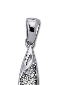 Pendentif en argent en forme de goutte d'eau avec des découpes complexes et une surface ornée de petites pierres claires scintillantes.