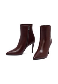 Bordeaux leren enkellaarsjes met spitse neuzen, een rits aan de zijkant en 10 cm hoge stiletto-hakken; gladde textuur en een slank ontwerp.