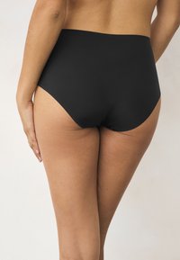 Mustad kõrge vöökohaga bikiinipüksid, mis on valmistatud siledast ja venivast kangast. Omavad õmblusteta disaini ja keskmise kõrgusega lõiget, mis tagavad mugavuse.