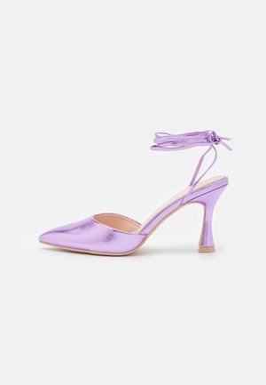 Lila metallische High-Heel-Schuhe mit einer spitzen Zehe, offenem Seitenbereich und verstellbarem Knöchelriemen. Glatte Textur und schlankes Stiletto-Design.