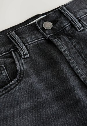 Blugi din denim negru cu o textură fină, prevăzuți cu închidere cu nasture metalic, bucle pentru curea și detalii vizibile de cusătură.