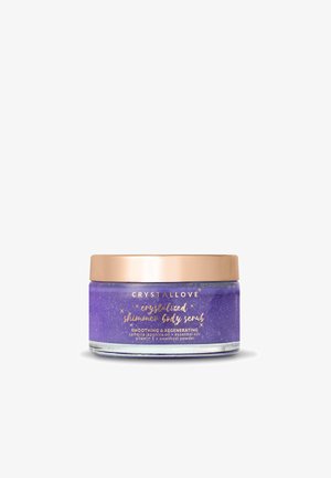 Pot de gommage corporel violet avec couvercle doré étiqueté "Crystallove gommage corporel scintillant cristallisé" contenant de l'huile de camélia, des huiles essentielles, de la vitamine E et de la poudre d'améthyste.