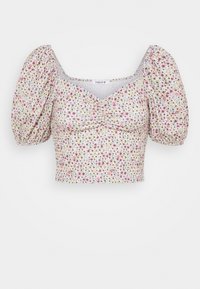 Top court floral avec de courtes manches bouffantes ; comportant un décolleté carré et un centre froncé ; les couleurs incluent le rose, le jaune et le blanc sur un fond clair.