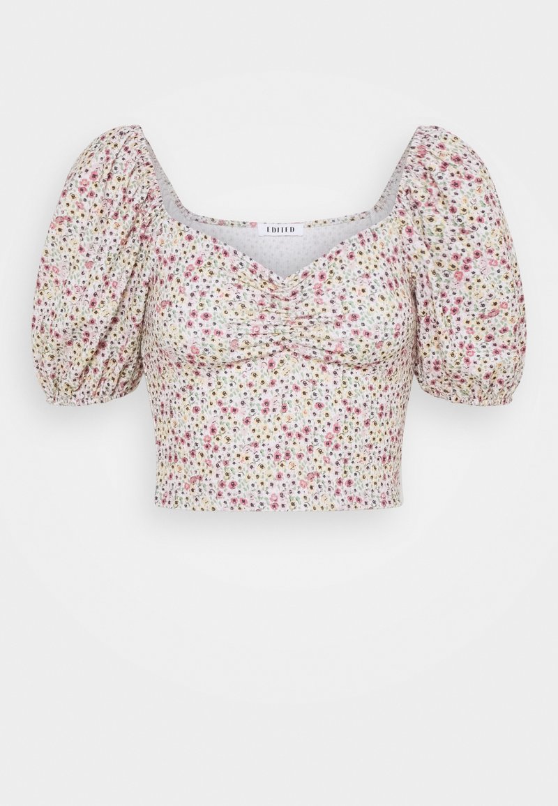 Top court floral avec de courtes manches bouffantes ; comportant un décolleté carré et un centre froncé ; les couleurs incluent le rose, le jaune et le blanc sur un fond clair.