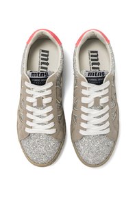 Zapatillas de ante beige con punta brillante plateada. Cordones blancos, recortes laterales y un acento rosa en el talón. Material texturizado en toda la superficie.