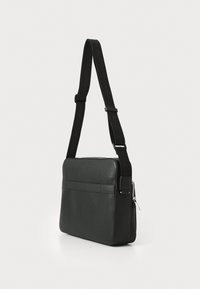 Borsa a tracolla in pelle nera con tracolla regolabile nera, forma rettangolare, texture liscia, tasca frontale con zip e design sobrio.