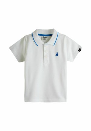 Polo de manga corta para niño pequeño en color blanco, con cuello adornado en azul, tres botones, pequeño logo de velero azul en el pecho y etiqueta negra en la manga.