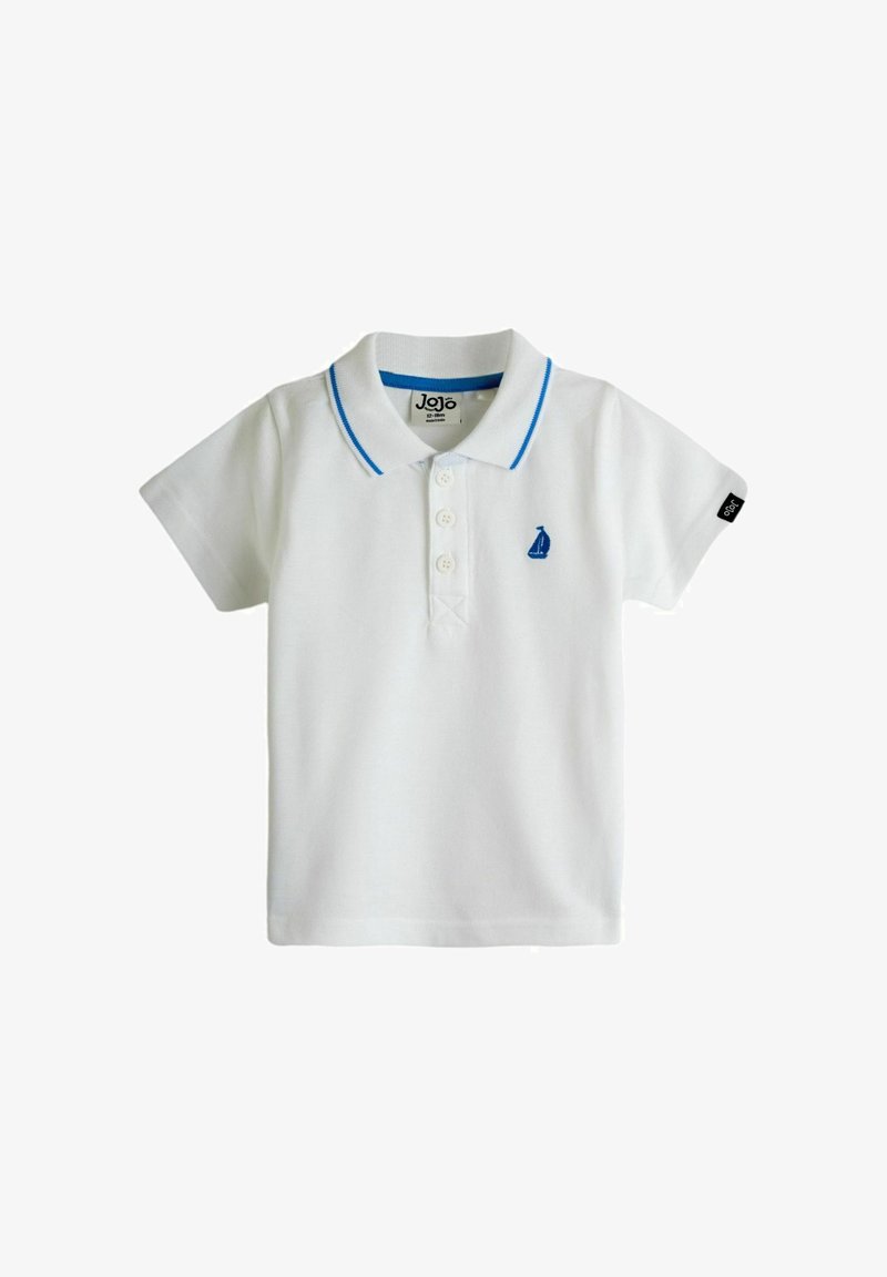 Polo pour tout-petit à manches courtes blanc avec col bordé de bleu, trois boutons, petit logo de voilier bleu sur la poitrine et étiquette noire sur la manche.