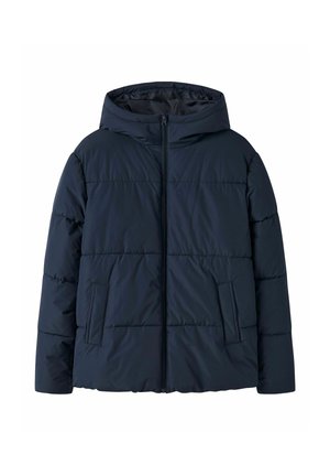 Giacca imbottita blu navy con cuciture orizzontali, zip frontale, due tasche laterali e cappuccio attaccato, progettata per il freddo.