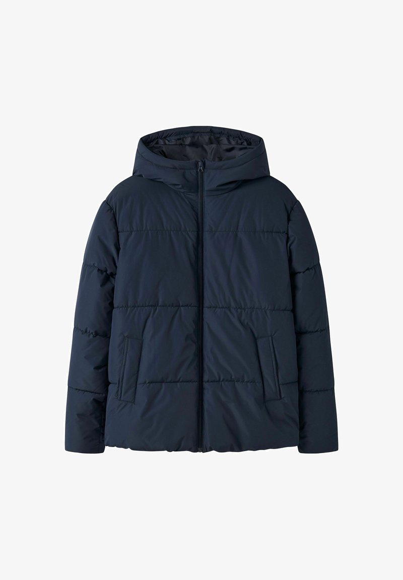 Veste matelassée bleu marine avec coutures horizontales, fermeture éclair avant, deux poches latérales et capuche attachée, conçue pour le temps froid.