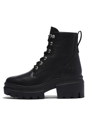 Bottines noires en cuir avec une semelle épaisse, bout arrondi et accessoires en métal argenté sur les lacets. Elles comprennent une languette à l'arrière et un logo embossé.
