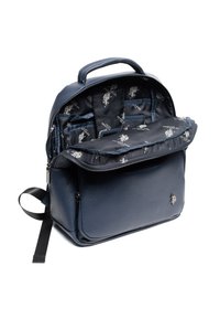 Laivastonsininen nahkainen reppu vetoketjukiinnityksellä, jossa on kuvioitu musta sisusta ja useita järjestelytaskuja. Vahvistettu kahva mukana.