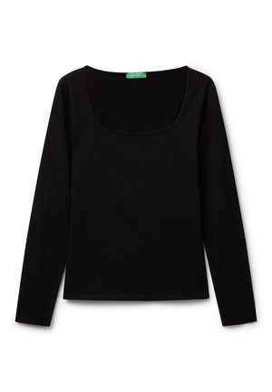 Blusa negra de manga larga con escote en forma de barco. Hecha de un tejido suave, presenta un diseño ajustado y un acabado simple y limpio.