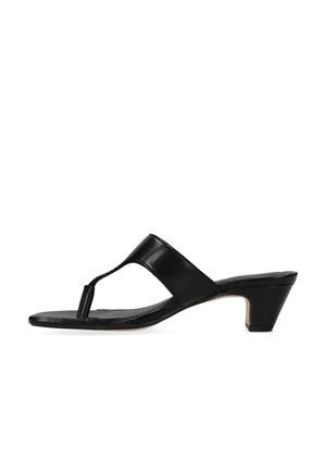 Zwarte lederen sandaal met een teenslipperontwerp, lage hak en gladde textuur. Eenvoudige uitstraling zonder extra patronen of accenten.