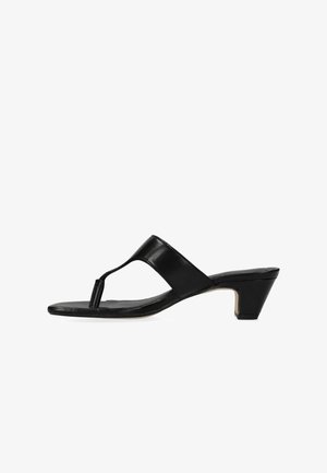 Sandalia negra de cuero con diseño de tira entre los dedos, tacón bajo y textura suave. Estética simple sin patrones ni adornos adicionales.