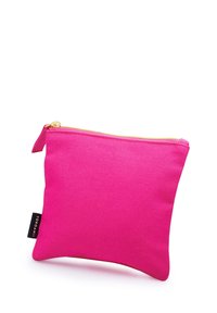 Rosa Stofftasche mit strukturierten Oberflächen, goldener Reißverschluss oben und einem kleinen schwarzen Etikett an der Seite. Weiche rechteckige Form.