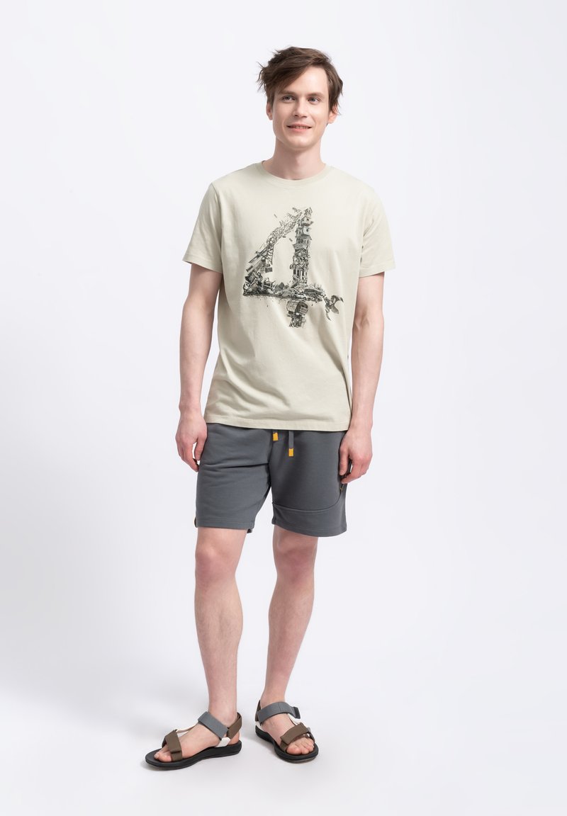 Beige katoenen T-shirt met een grafische print van het cijfer 4, gecombineerd met grijze shorts en bruine sandalen met verstelbare bandjes.