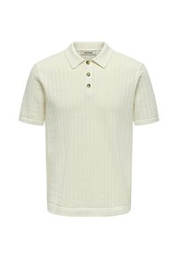 Camiseta de polo de punto de manga corta color crema con patrón texturizado y tres botones marrones en la tapeta, el cuello y las mangas con puños.