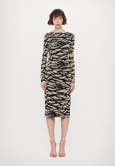 Langemouwen, aansluitend jurk met een beige en zwart abstract patroon, met geplooide details aan de zijkant, knielange uitvoering.