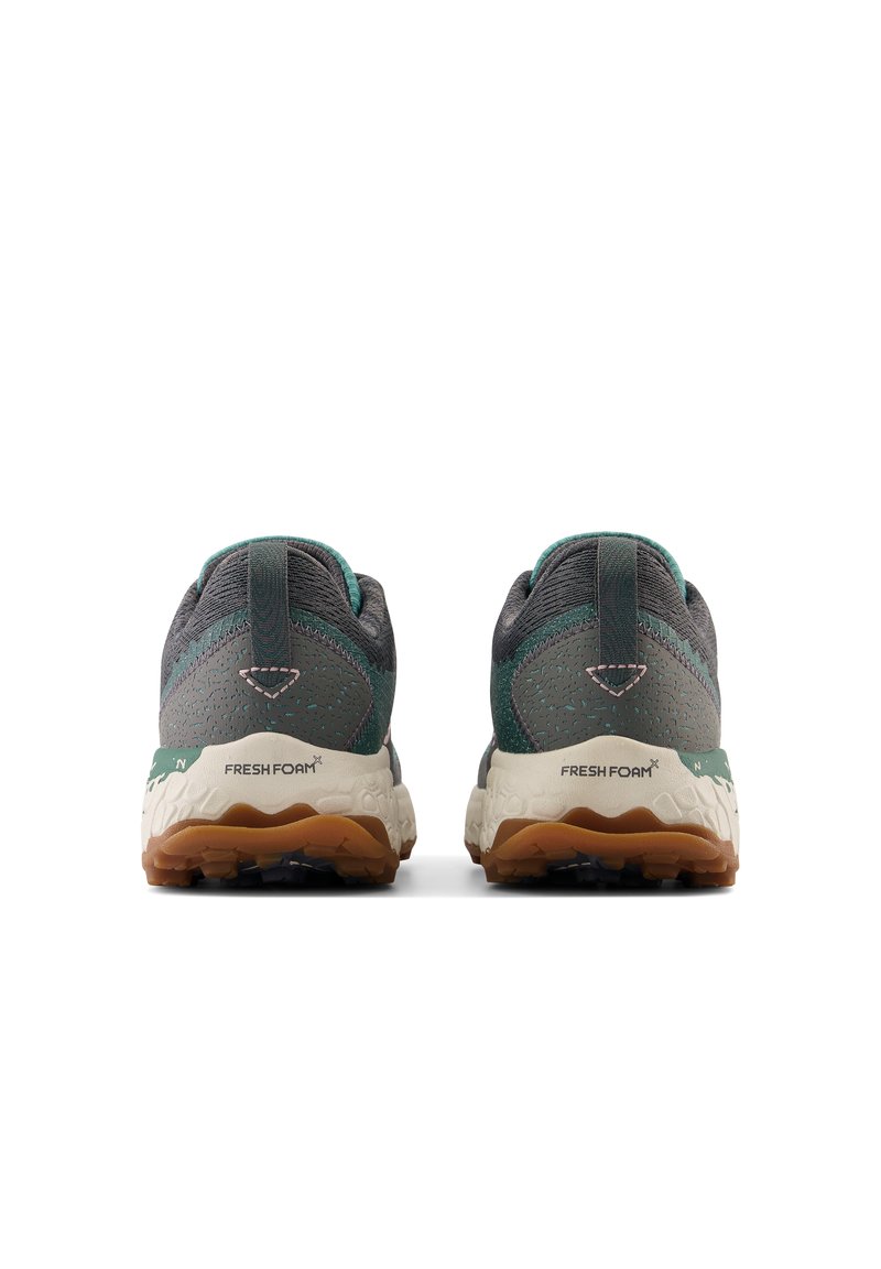 Grau- und petrolfarbene Laufschuhe mit einer strukturierten Oberseite, gemustertem Fersenbereich und einer gepolsterten weißen Sohle, die eine braune Gummisohle hat.