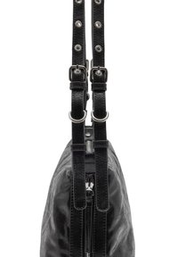 Czarna skórzana torba z podwójnymi regulowanymi paskami, srebrnymi dodatkami, zamkiem błyskawicznym oraz gładką fakturą z subtelnym połyskiem.