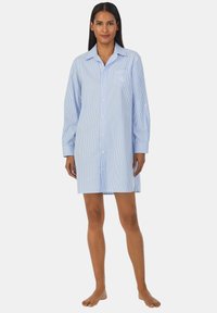 Camicia da notte a righe in cotone, blu chiaro e bianco, con bottone frontale, maniche lunghe, colletto, taschino sul petto con logo, design fino al ginocchio.
