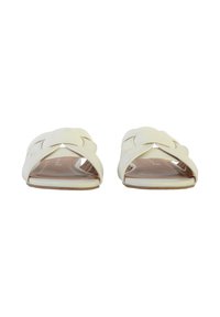 Un paio di sandali piatti off-white con cinturini intrecciati, design a punta aperta e soletta beige, mostrati da un'angolazione frontale su sfondo bianco.