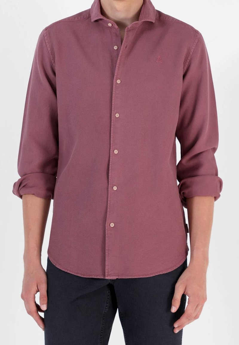 Camicia a maniche lunghe con bottoni di un profondo colore rosa, caratterizzata da un tessuto testurizzato, un logo sottile sul petto e maniche arrotolate.