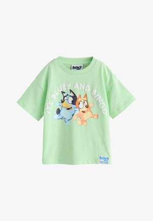 Lysegrøn børnet-shirt med tegneseriehunde Bluey og Bingo og teksten "It's Bluey and Bingo" over dem.