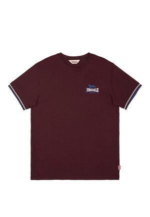 Camiseta de manga corta burdeos con puños de manga a rayas azules y blancas y pequeño logo de Lonsdale London en el pecho.