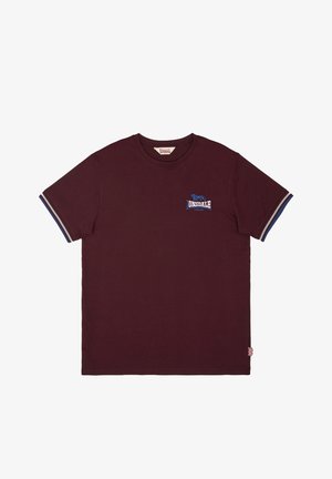 Camiseta de manga corta burdeos con puños de manga a rayas azules y blancas y pequeño logo de Lonsdale London en el pecho.