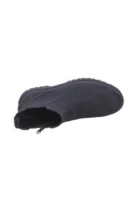 Stivale alla caviglia nero in suede, dotato di pannello elastico laterale, linguetta e suola in gomma testurizzata. Finitura liscia con cuciture rinforzate.