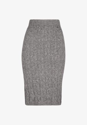 Szara ołówkowa spódnica dzianinowa z teksturowanym wzorem w warkocze, elastycznym paskiem w talii i dopasowanym krojem. Materiał wydaje się miękki i przytulny.