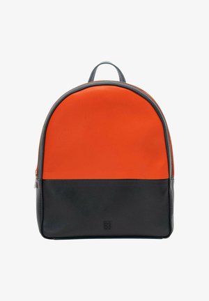Sac à dos bicolore orange et noir avec une forme arrondie, en cuir, doté d'une poignée supérieure et d'une fermeture à glissière à l'avant.