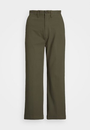 Pantalons vert olive avec une coupe droite, fermeture à bouton et poches latérales. Fabriqués en tissu lisse avec un léger éclat et des détails de couture soignés.