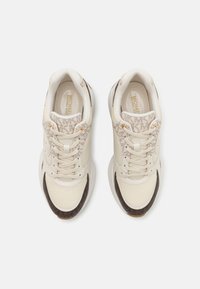 Sneakers beige caratterizzati da un mix di pelle liscia e tessuto con motivo, con dettagli in metallo dorato e una punta in cuoio scuro texturizzato.