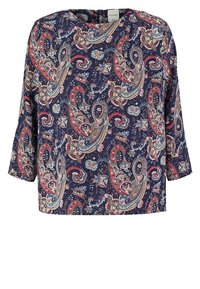 Mörkblå blus med paisleymönster i röd, krämfärgad och teal. Har trekvartsärmar, rund halsringning och en avslappnad passform. Slätt tyg.