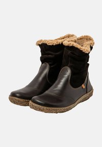 Botas de invierno de cuero y ante marrón oscuro con forro de piel sintética beige y suelas de goma texturizadas, diseñadas para la comodidad en frío.