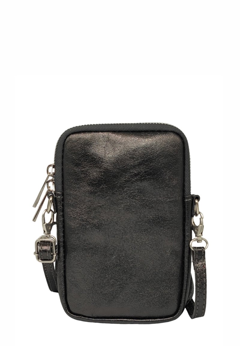 Sac bandoulière en cuir noir à texture lisse, de forme rectangulaire, avec une fermeture éclair au sommet et des accents de quincaillerie en argent. Bande réglable incluse.