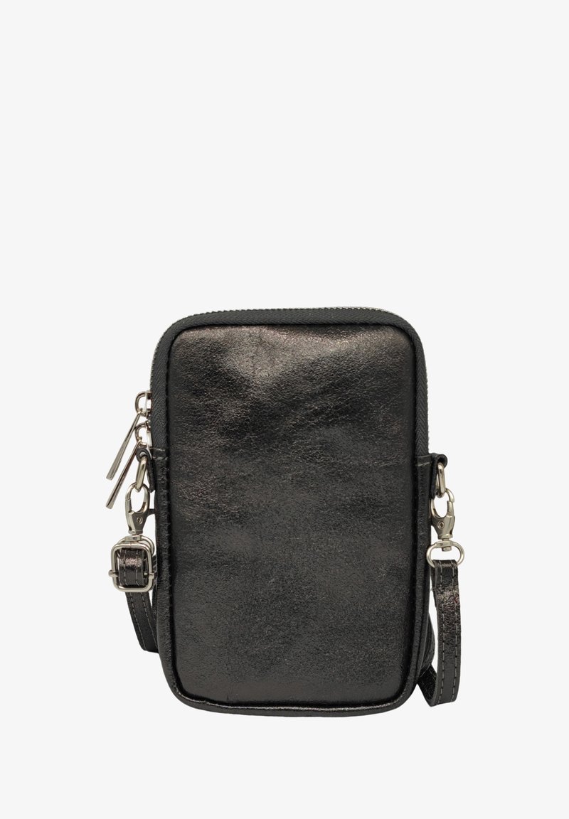 Sac bandoulière en cuir noir à texture lisse, de forme rectangulaire, avec une fermeture éclair au sommet et des accents de quincaillerie en argent. Bande réglable incluse.